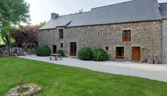 Stunning barn conversion, vaulted ceilings, huge walk-in fireplace, u/fl heating