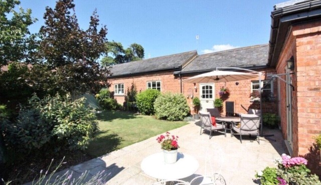 Stunning Barn with hot tub close to Worcester Malvern sleeps 6