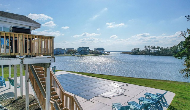 Stunning Bayfront Home, Pool, 5 Bed/3 Ba, Pets ok & Golf Cart