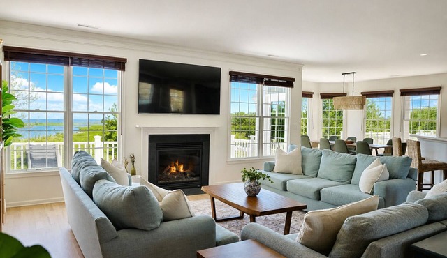 Stunning Bayside View Retreat; Resort, Pools & Gym