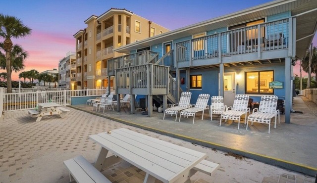 Stunning Beachfront Condo w/Gorgeous Sunsets!