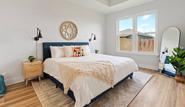Stunning Beach Cottage, Minutes to Beach and Parks