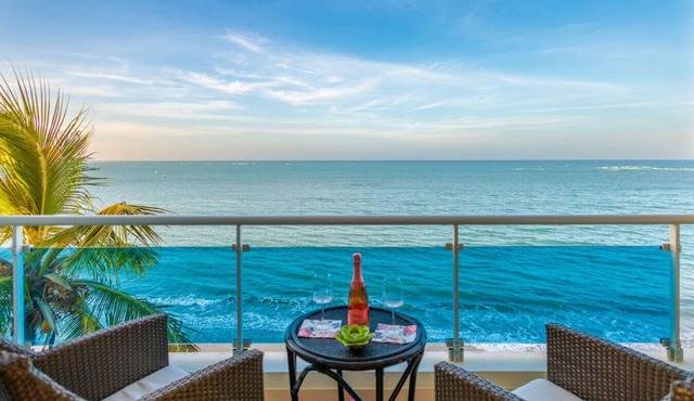 Stunning Beach Front Condo, King Bed, Stunning Beach and Ocean Views
