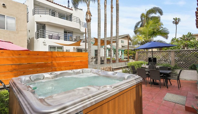 Stunning Beach Home with Stunning Rooftop, Parking, Spa, AC & Bay Views