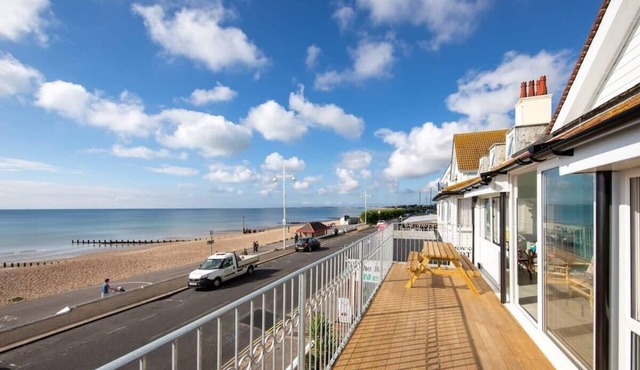Stunning Beachfront Apt w/Balcony & Sea Views