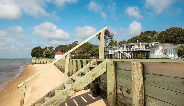 Stunning beachfront Bach !