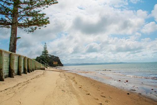 Stunning beachfront bach!