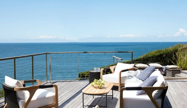 Stunning beachside Villa located 100m from iconic Whale beach, what a spectacular experience.