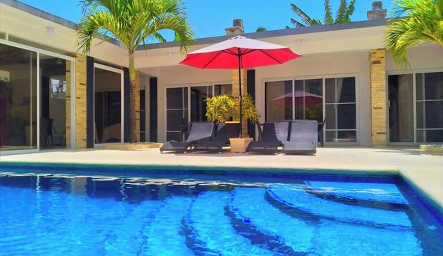 Stunning Beachside Villa with 6 BR & Pool. Perfect for groups. Just enjoy it!