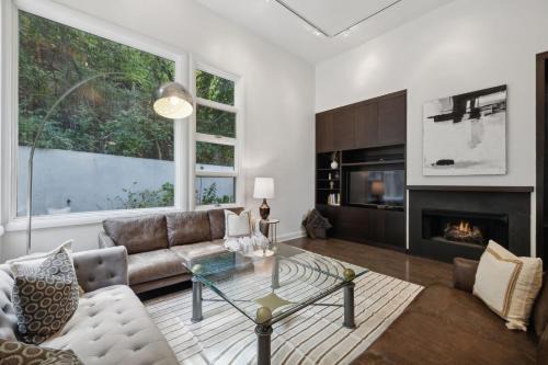 Stunning Belle Meade Mansion with Luxury Amenities and Hot Tub, Great Summer Rates