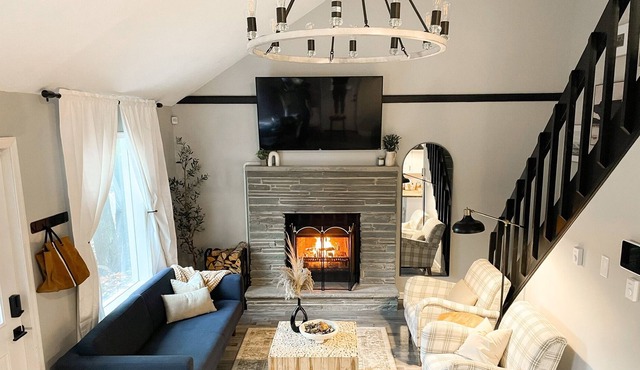 Stunning Blue Pine Cottage- King Bed!
