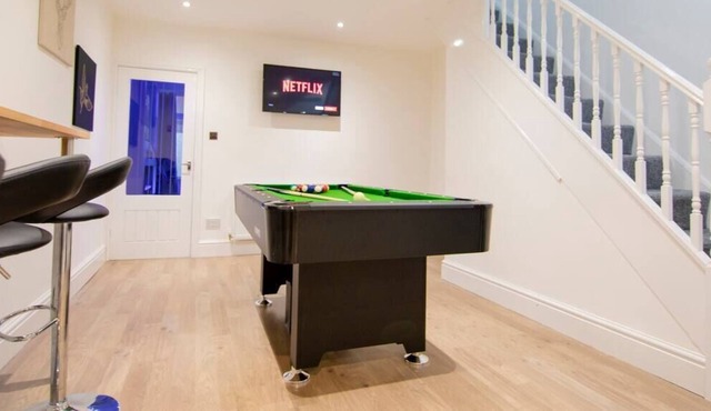 Stunning Bolton Abode - Pool Table