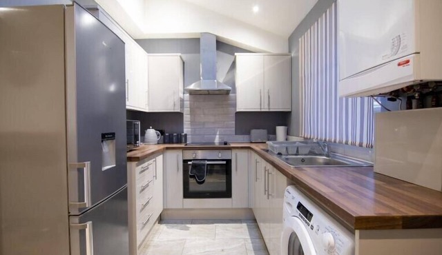 Stunning Bolton abode– Pool table – Parking