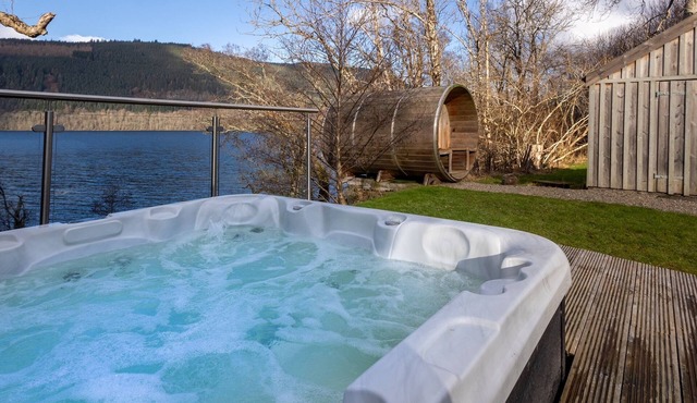 Stunning Boathouse with hot tub and sauna in Highland Scotland