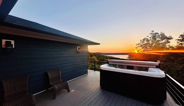 Stunning Brand New 4BR Lakeview Home with 8 person HotTub