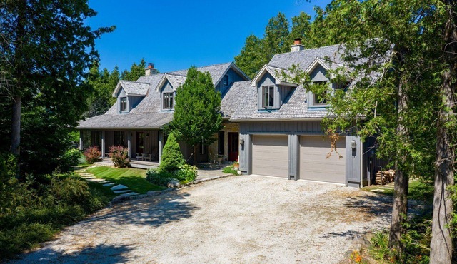 Stunning Buckingham Chalet - Minutes to Blue Mountain with Pool