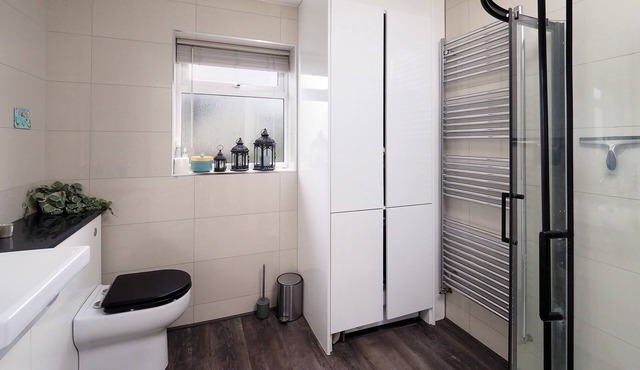 Stunning Bungalow & Views Private Parking for 3 Cars & Tesla Power Point