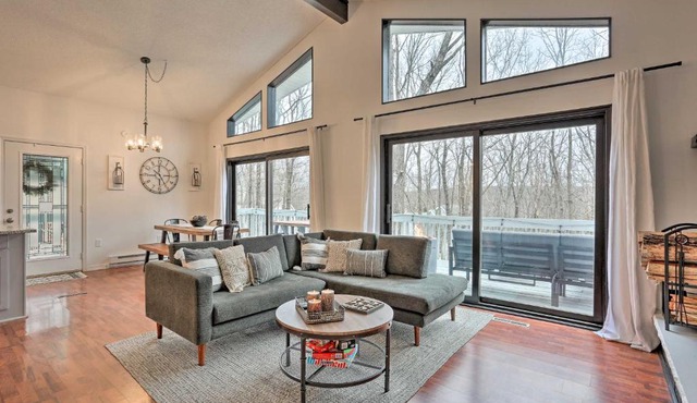 Stunning Bushkill Getaway with Deck, 8 Mi to Skiing!