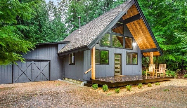 Stunning cabin near golf with cozy patio & game room with Ping Pong, board games