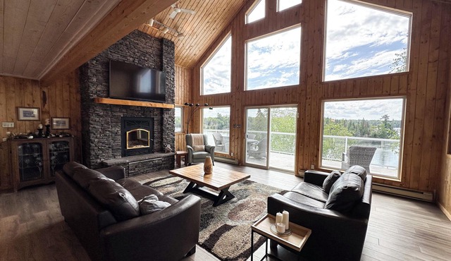 STUNNING CABIN ON LOTW WITH HOTTUB TEN MIN FROM KENORA