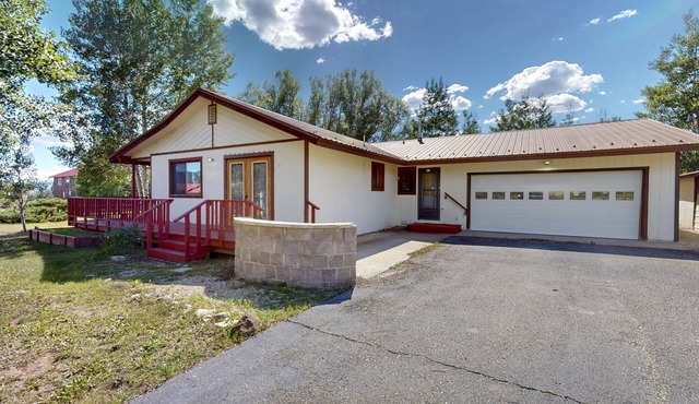 Stunning cabin w/mountain & lake views, private W/D, near outdoor activities