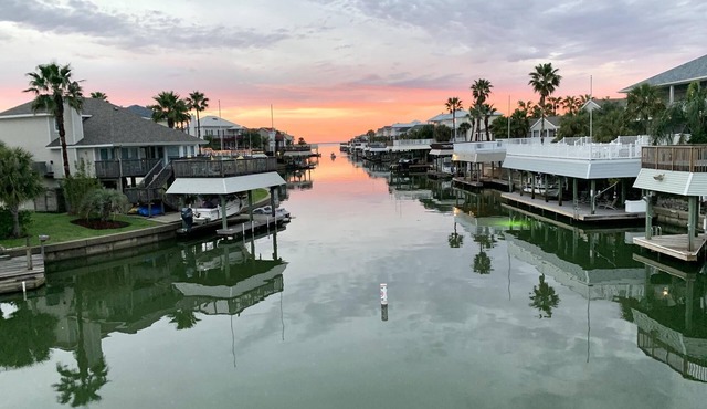 Stunning Canal-Front Home, Fishing, Kayak, Paddle Boards, Family Fun, Spacious!