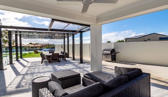 STUNNING CANAL HOME, TOP NOTCH