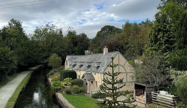 Stunning Canal Side Listed Cottage in the heart of Llangollen