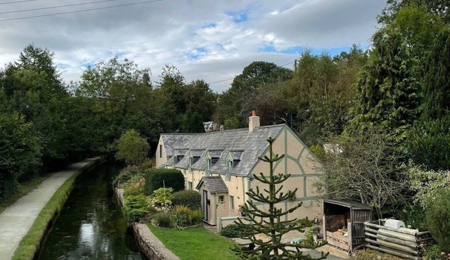 Stunning Canal Side Cottage in Llangollen.