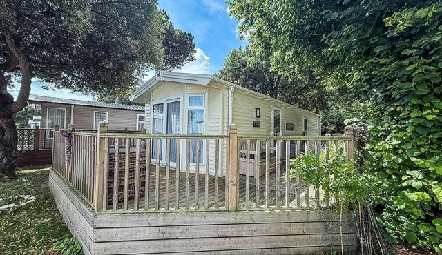 Stunning caravan with decking at Azure Seas in Suffolk ref 32055AZ