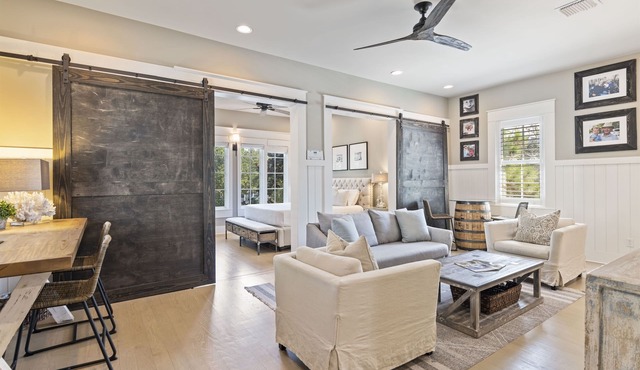 Stunning Carriage House in Watercolor | 4 Pass Golf Cart | 2 Bicycles Included!