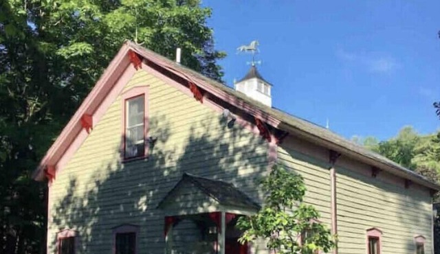 Stunning Carriage House Near Saratoga