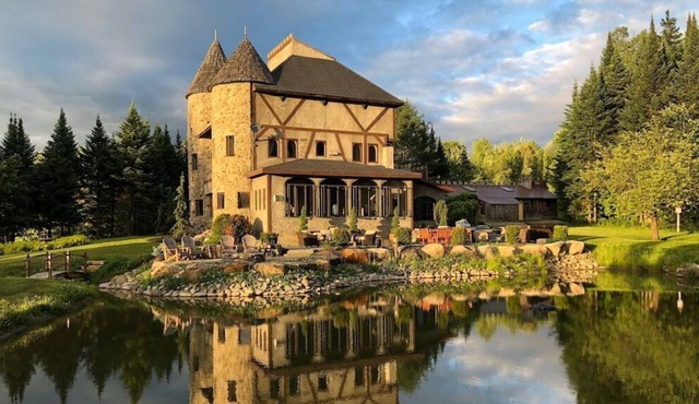 Stunning Castle near Crystal Lake, Hot tub, 20 acres