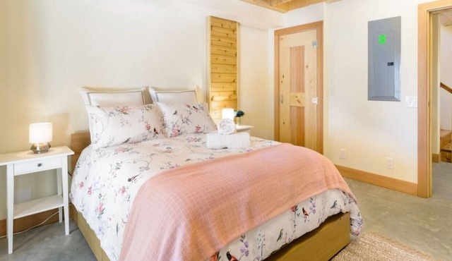 Stunning Catskills Cabin w/ Hot Tub on a cliff