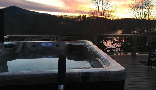 Stunning Cedar 4 BR , 3 full bath hm with amazing views of the lake & mountains