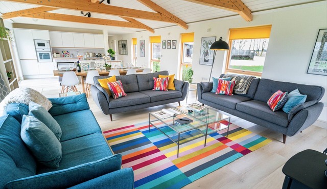 Stunning Celebration Eco Cottage Sleeps 10 with River Views, Ely