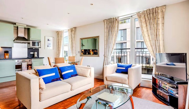 Stunning Central London Flat with Private Balconies & Iconic Views – Tower Hill