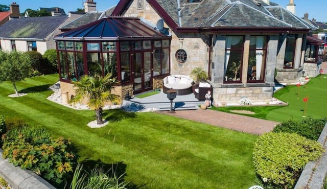 Stunning Central Villa by Golf Course & Beach