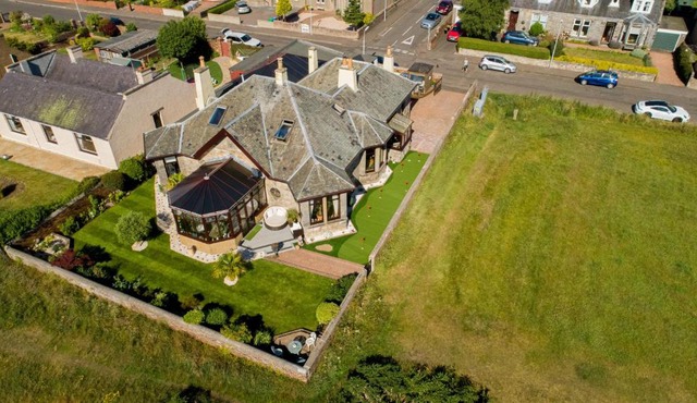 Stunning Central Villa by Golf Course & Beach