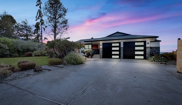 Stunning Centrally Located Home with Panoramic View In Quiet Cul-De-Sac