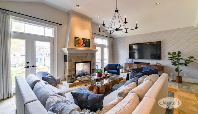 Stunning century home downtown Collingwood! 4bdrm 3bath! Huge Rec Room!