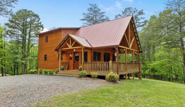Stunning chalet close to Murphy. Hot Tub, Fire Pit, Dog Friendly, Ample Parking