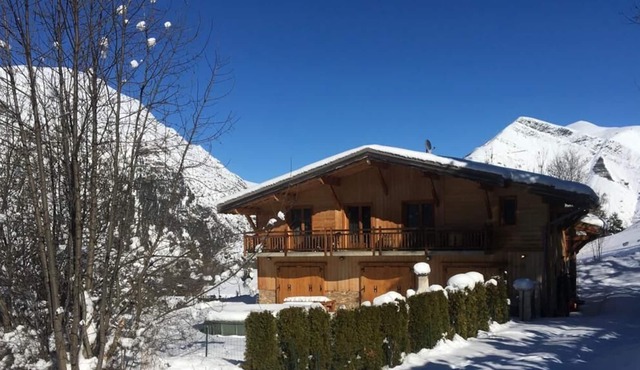 Stunning chalet, catering for up to 12 people, ski and bike access.