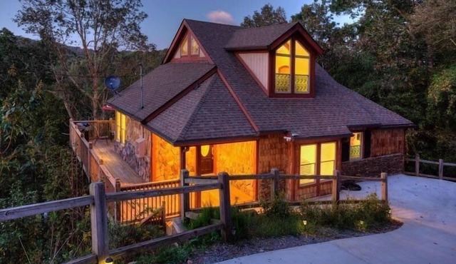 STUNNING CHALET - MOUNTAINS AND LAKE VIEWS!