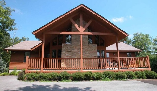 "STUNNING CHALET" -Perfect Location for Family Reunions, Retreats, & Gatherings.