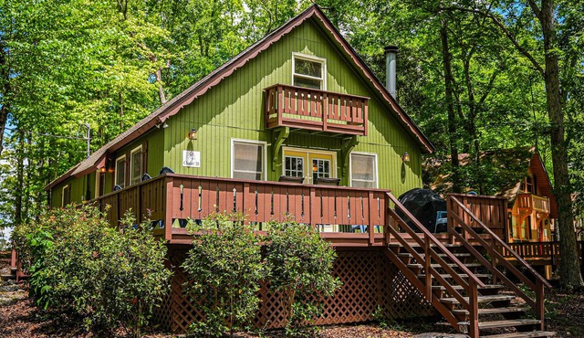 Stunning chalet steps away from amenities and our venue!