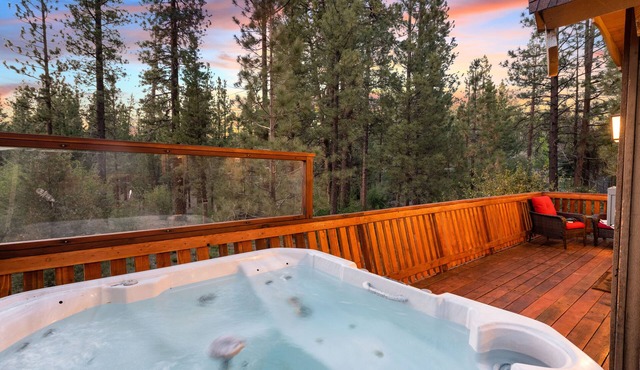 Stunning Chalet w/Central AC. Close to Lake and Village- Spa, Fireplace and BBQ