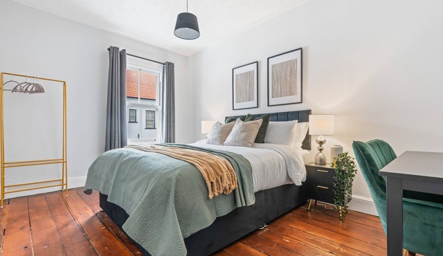 Stunning & Charming Home | Free Wi-Fi | Sleeps