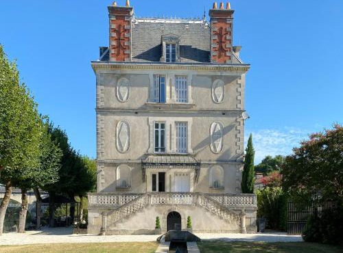 Stunning Chateau on the river bank in Saint Astier