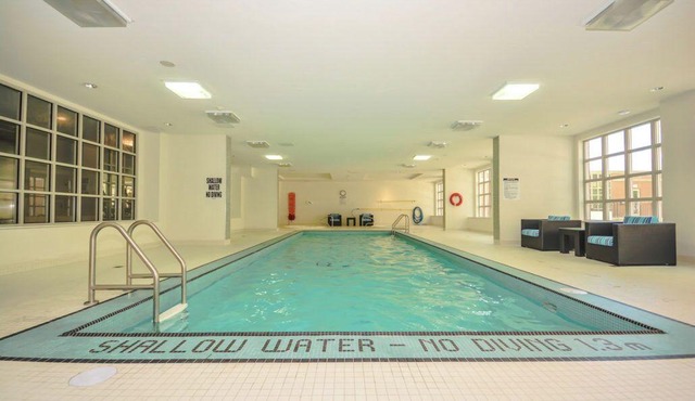 Stunning Chic Condo with Pool + Gym + Free Parking